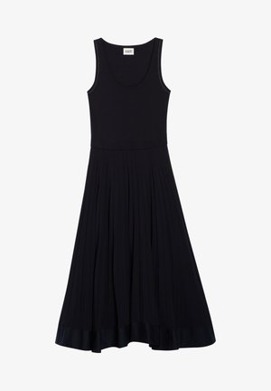 Vestido negro sin mangas con un corpiño ajustado y falda plisada, con un dobladillo hasta el tobillo y una tela suave y texturada.