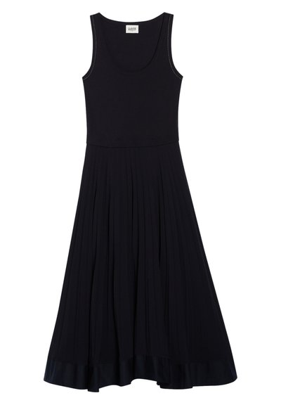 Vestido negro sin mangas con un corpiño ajustado y falda plisada, con un dobladillo hasta el tobillo y una tela suave y texturada.