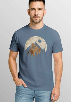 BERGE WANDERN OUTDOOR GRAFIK NATURMOTIV FRONT SOMMER - Print T-shirt - denim blue
