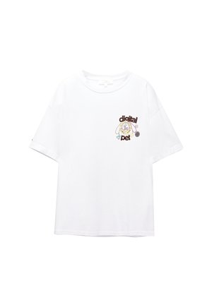 T-shirt blanc à manches courtes avec un design coloré brodé d'un chien et les mots "animal de compagnie numérique" sur la poitrine gauche.