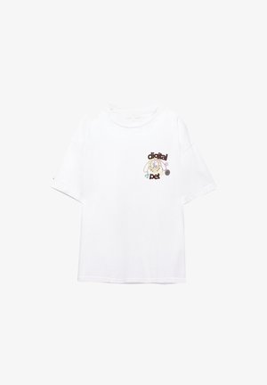 T-shirt blanc à manches courtes avec un design coloré brodé d'un chien et les mots "animal de compagnie numérique" sur la poitrine gauche.