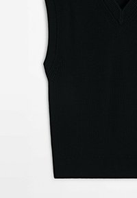 Schwarzer, gestrickter ärmelloser Pullover mit V-Ausschnitt und geripptem Saum. Die Textur ist gewebt und zeigt ein enges Stichmuster.