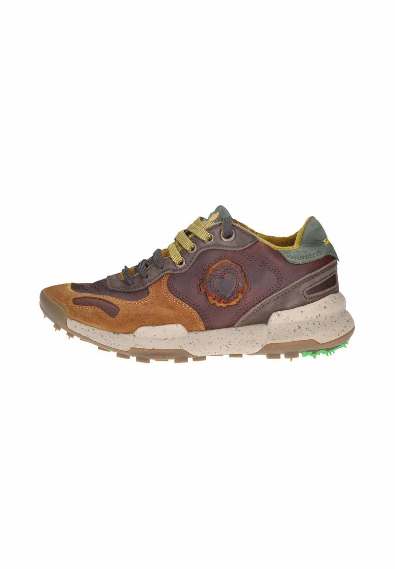 Sneaker multicolore con suede marrone e pelle marrone scuro, caratterizzato da accenti verdi e gialli, suola testurizzata e base in tonalità neutre.