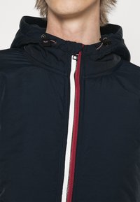 Tommy Hilfiger MEDIA ZIP THRU - Giacca da mezza stagione - desert sky