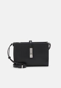 Sort læder crossbody taske med rektangulær form, glat tekstur, sølvfarvede detaljer og en justerbar skulderrem. Har en sikker toggle-lukning.