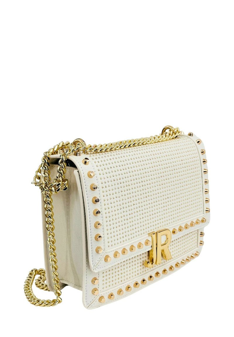 Borsa in pelle bianca con borchie dorate lungo i bordi, tracolla a catena intrecciata e accento del logo dorato sulla patta anteriore. Superficie testurizzata.