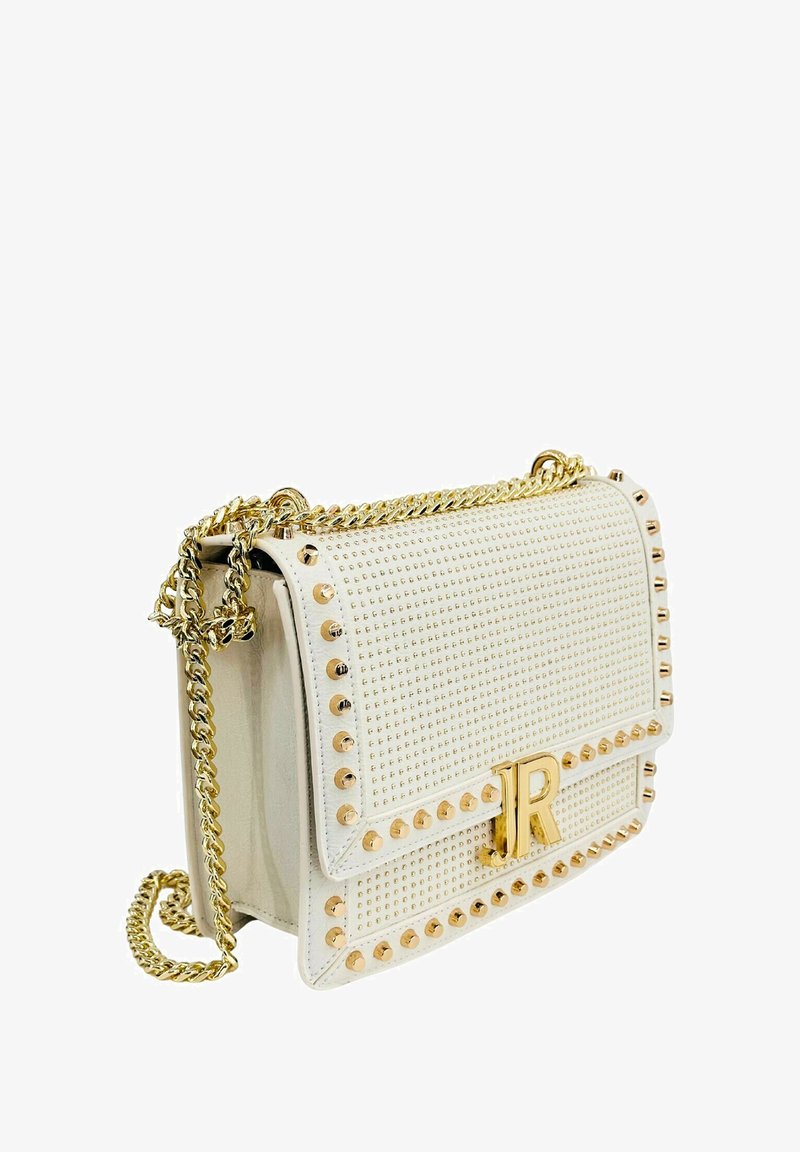 Borsa in pelle bianca con borchie dorate lungo i bordi, tracolla a catena intrecciata e accento del logo dorato sulla patta anteriore. Superficie testurizzata.