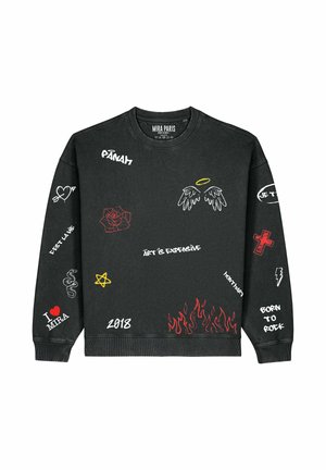 Zwarte sweatshirt met verschillende graphics, waaronder een roos, vleugels, vlammen en tekst in rood, wit en geel. Materiaal: katoenmix.