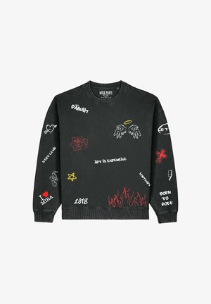 Zwarte sweatshirt met verschillende graphics, waaronder een roos, vleugels, vlammen en tekst in rood, wit en geel. Materiaal: katoenmix.