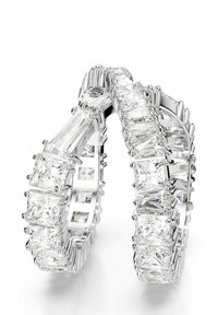 Pendientes con una banda de plata cepillada, adornados con gemas transparentes rectangulares y cuadradas dispuestas en un patrón lineal.