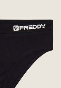 Slip in cotone nero dalla texture liscia, con il logo bianco "FREDDY" sulla fascia in vita e un design dal taglio classico.