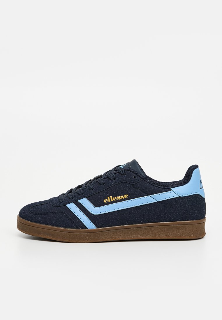 Sneaker blu navy con una texture liscia, caratterizzate da dettagli azzurri e un logo dorato. Suola in gomma marrone con design a punta tonda.