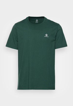 Groen katoenen T-shirt met korte mouwen, ronde hals en een klein wit Converse-logo op de linkerborst. Soepele textuur.