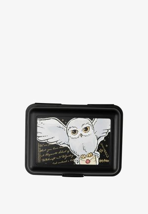Custodia rettangolare nera con un gufo bianco dalle ali spiegate, che tiene una lettera. Sullo sfondo ci sono stelle dorate e testo. Materiale durevole.
