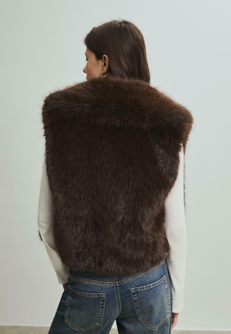 Gilet Style Fourrure Stradivarius – Taille M, Occasion Très Bon état