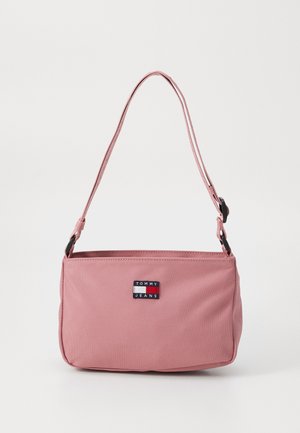 Rosa rektangulær skuldertaske med justerbar rem og Tommy Jeans logo-patch foran, sat mod en ensfarvet baggrund.