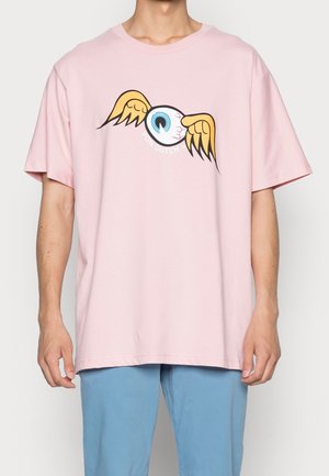 Rosa Baumwoll-T-Shirt mit einem Cartoon-Augen-Grafik und gelben Flügeln, das den Text "VON DUTCH" in einem kreisförmigen Design zeigt. Lockerer Schnitt.