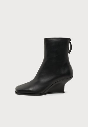 BY FAR, CAROO - Stivaletti con la zeppa - nappa leather
