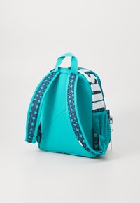 Τσάντα πλάτης σε απόχρωση θαλασσί, με μοτίβο στους ιμάντες, διαθέτει πλάγια διχτυωτή τσέπη και κομψό σχέδιο. Κατασκευασμένη από ανθεκτικό ύφασμα με ενισχυμένη πλάτη.