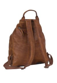 Mochila de cuero marrón con correas dobles para los hombros y un asa en la parte superior. Cuenta con un compartimento principal con cremallera y un acabado texturizado.