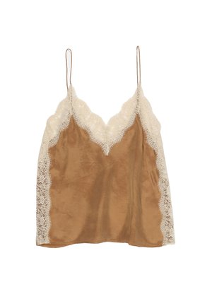Brązowa satynowa koszulka na cienkich ramiączkach, ozdobiona kremową koronką wzdłuż dekoltu i boków, na białym tle.
