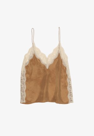 Brązowa satynowa koszulka na cienkich ramiączkach, ozdobiona kremową koronką wzdłuż dekoltu i boków, na białym tle.