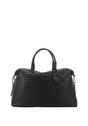 Schwarze gewebte Leder-Reisetasche mit zwei Griffen, einem abnehmbaren Schulterriemen und einem kleinen Lederanhänger nahe dem Griff.