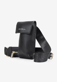 Bolso cruzado de cuero negro con un acabado texturizado, que presenta una tapa frontal, herrajes dorados y una correa ajustable con un diseño.