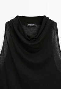 Top senza maniche nero con scollatura a cowl, realizzato in un tessuto leggero e trasparente, caratterizzato da una texture liscia e un design minimalista.
