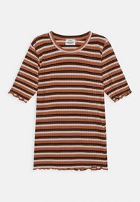 Top de manga curta às riscas castanho e rosa, com gola redonda, textura canelada e detalhe de bainha ondulada. Etiqueta da marca visível.