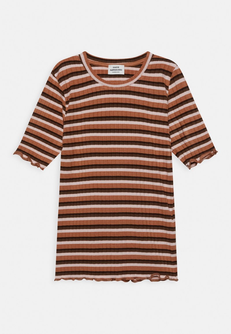 Top de manga curta às riscas castanho e rosa, com gola redonda, textura canelada e detalhe de bainha ondulada. Etiqueta da marca visível.