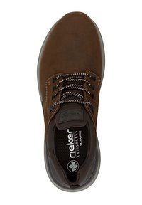 Chaussure en cuir marron avec une finition lisse, semelle grise, accents noirs et lacets à motifs. Dispose d'une semelle intérieure rembourrée avec l'étiquette "Rieker Anti-Stress".
