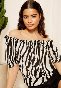 Friends Like These ZEBRA BARDOT REGULAR FIT - Nyomott mintás póló - black white zebra