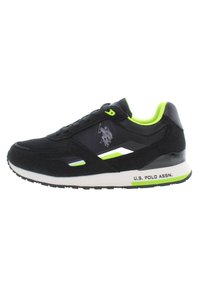 Sneaker sportivo nero realizzato in mesh e suede, con accenti verde neon, righe bianche e un logo sul lato. Suola in gomma.