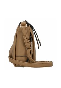 Helle Leder-Crossbody-Tasche mit strukturiertem Finish, runder Form, zwei verstellbaren Trageriemen und silbernen Hardware-Akzenten.