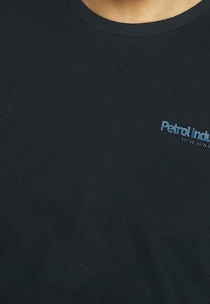 Schwarzes Baumwoll-T-Shirt mit Rundhalsausschnitt, mit einem kleinen blauen "Petrol Industries"-Logo auf der Brust. Glatte Textur, schlichtes Design.