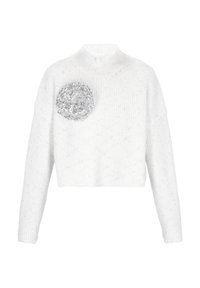 Witte cropped trui met een hoge hals, gemaakt van textuur gebreid materiaal en voorzien van een grote zilveren sequinsversiering op de linkerbovenkant.