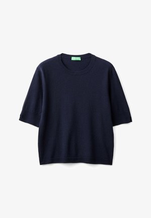 Pull en maille bleu marine à manches courtes avec col rond et poignets et ourlet côtelés, présenté sur un fond blanc.