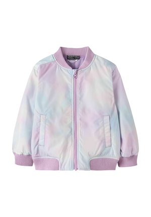 Lekka kurtka bombowiec dla dzieci z przednim zamkiem błyskawicznym, ściągaczami na kołnierzu, mankietach i dole, zdobiona pastelowym wzorem tie-dye w różowo-niebieskich odcieniach.
