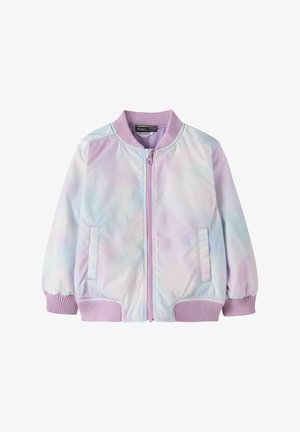 Veste bomber légère pour enfants avec fermeture éclair frontale, col, poignets et ourlet côtelés, et motif tie-dye pastel dans des tons roses et bleus.