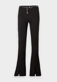 Zwarte stretchbroek met uitlopende pijpen, voorzien van zijslitsen en een kettingriem als accent. Glad textuur en op maat gemaakt ontwerp voor een aansluitende look.