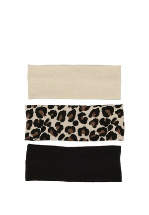 Drei Haarbänder aus geripptem Stoff: ein hellbeige, ein beige mit schwarzem und braunem Leopardenmuster sowie ein einfarbiges Schwarz. Jedes hat ein elastisches Design.