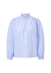 Blouse rayée bleu et blanc avec un col froncé haut et de longues manches bouffantes. Le tissu semble lisse avec une texture légère.