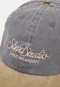 Șapcă cu un superior din bumbac albastru-gri, visieră din corduroy bej și broderia "Simm Studio Streetwear Dept" în crem.