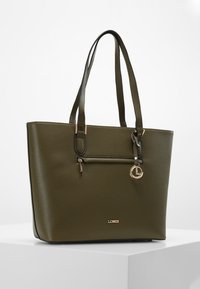Sac fourre-tout vert olive en matériau synthétique texturé, doté de deux poignées, d'une poche zippée frontale et d'un accent logo doré.