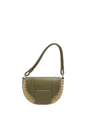 Torba na ramię w kształcie półksiężyca z oliwkowozielonym skórzanym klapą i paskiem, z plecionym naturalnym włóknem na korpusie oraz przednią naszywaną kieszenią.