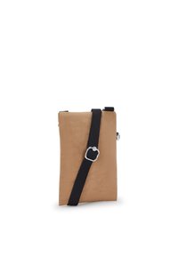 Hnědá, obdélníková crossbody taška s texturovaným povrchem, černým nastavitelým popruhem a stříbrnými kovovými detaily.