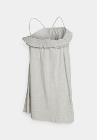 Vestido cinza sem mangas, feito de um tecido macio, com um colarinho rendado, desenho franzido e corte reto. Sem fechos visíveis.