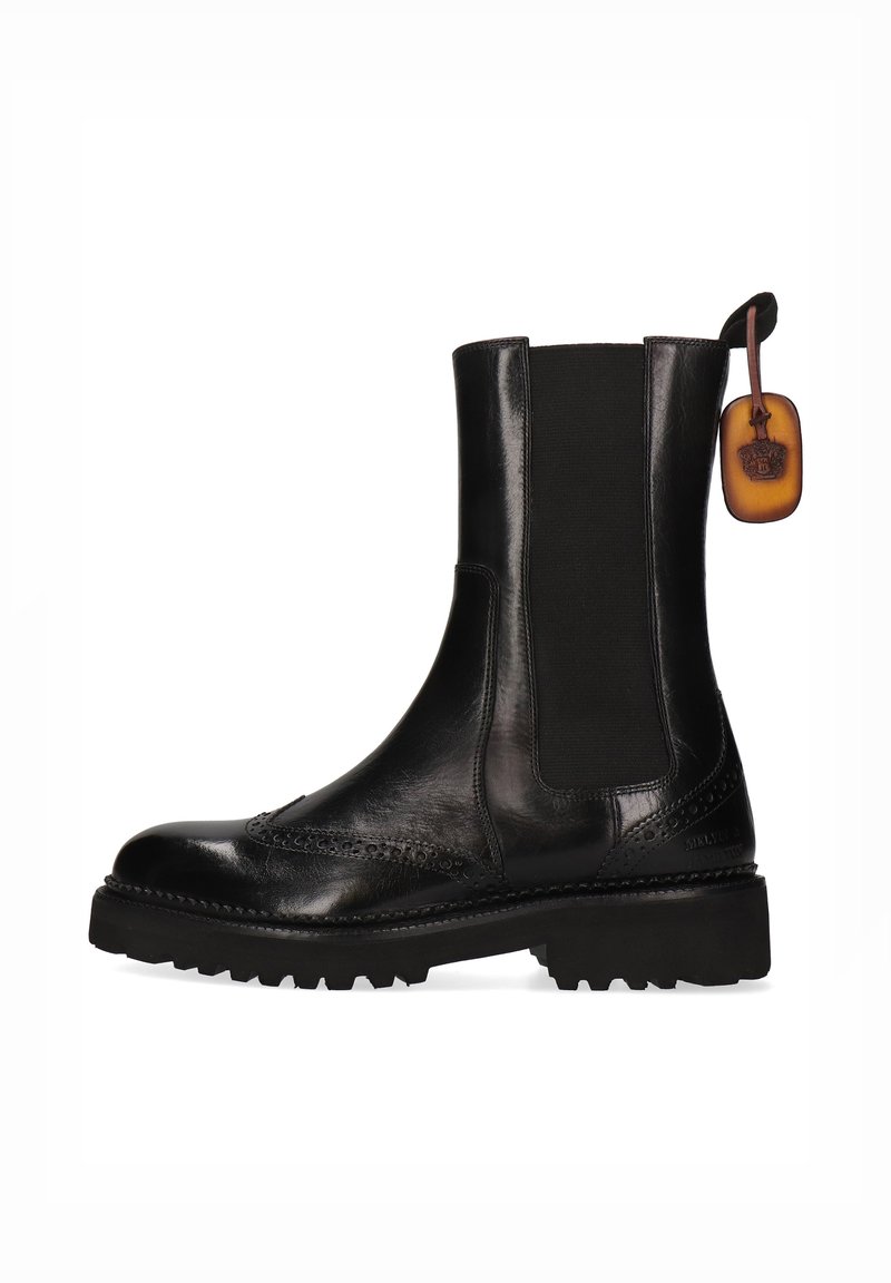 Botín de cuero negro con paneles elásticos laterales, detalles decorativos de brogue, suela robusta y una etiqueta de cuero en la tira de extracción.
