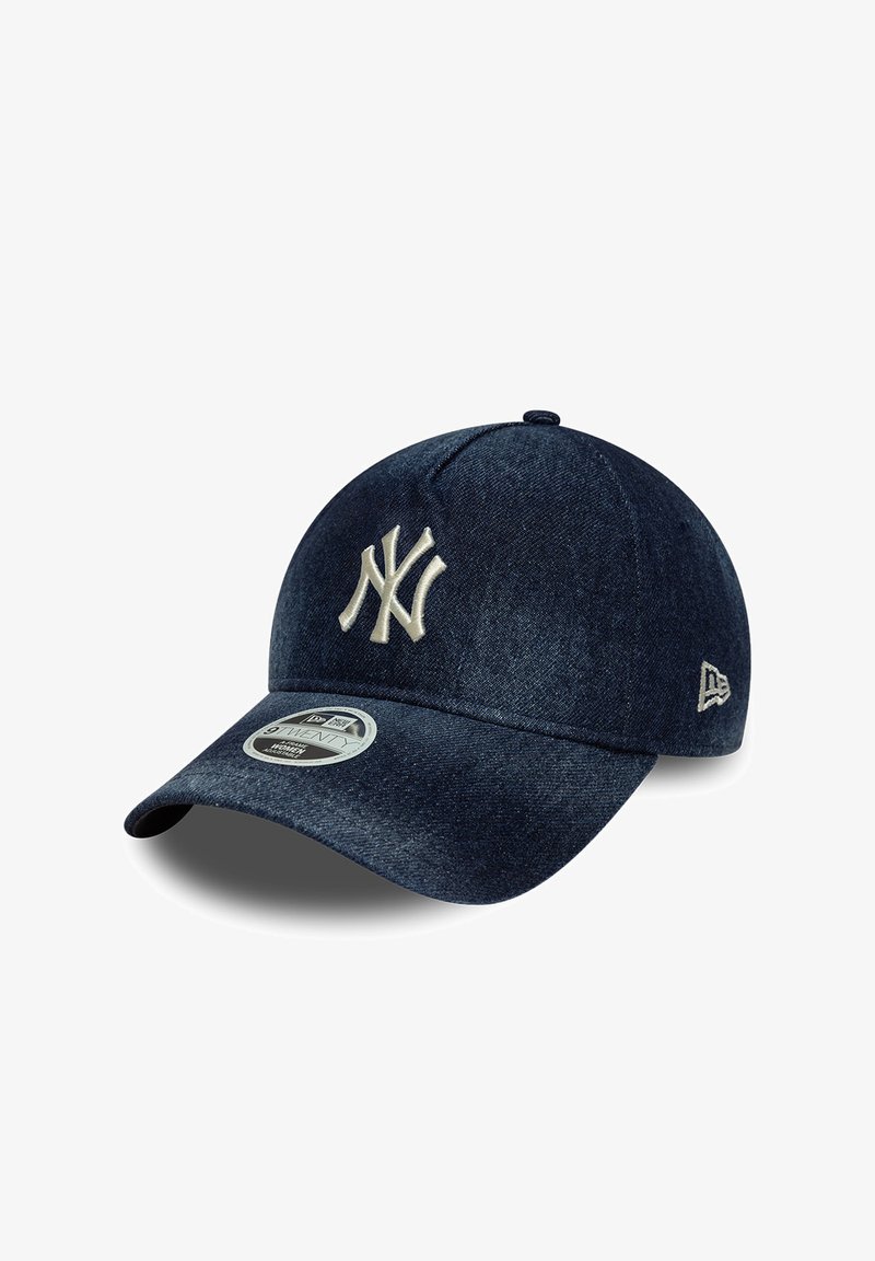 Σκούφος μπέιζμπολ των New York Yankees σε σκούρο μπλε χρώμα με κυρτό γείσο και λευκό κεντημένο λογότυπο στο μπροστινό μέρος και στο πλάι, απεικονίζεται σε λευκό φόντο.